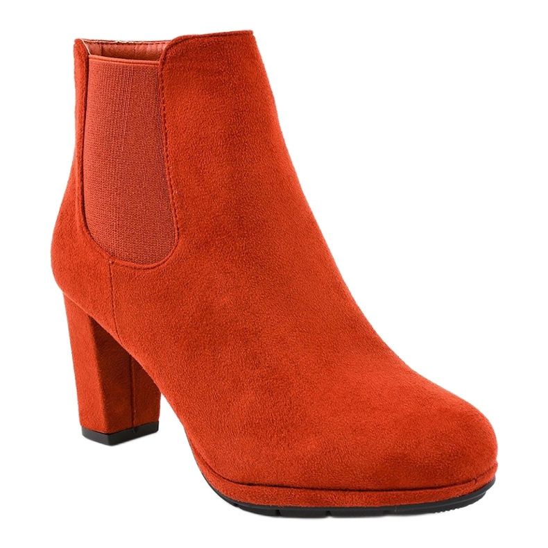 Bottines rouges sur le poteau F156-2 1