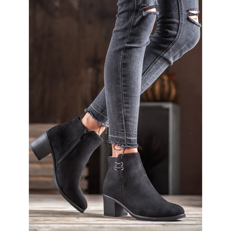 Clowse Bottines noires sur un poteau 1