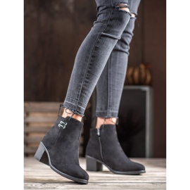 Clowse Bottines noires sur un poteau 2