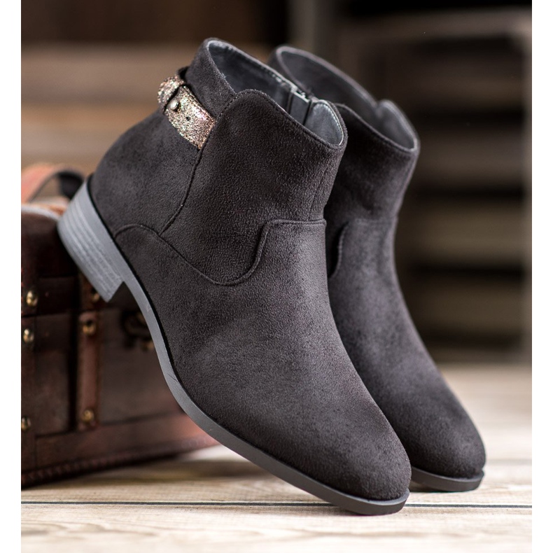 SHELOVET Bottes avec une ceinture décorative le noir 2