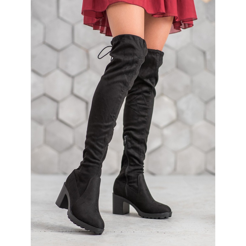 Small Swan Mousquetaires en daim sur un pilier noir 1