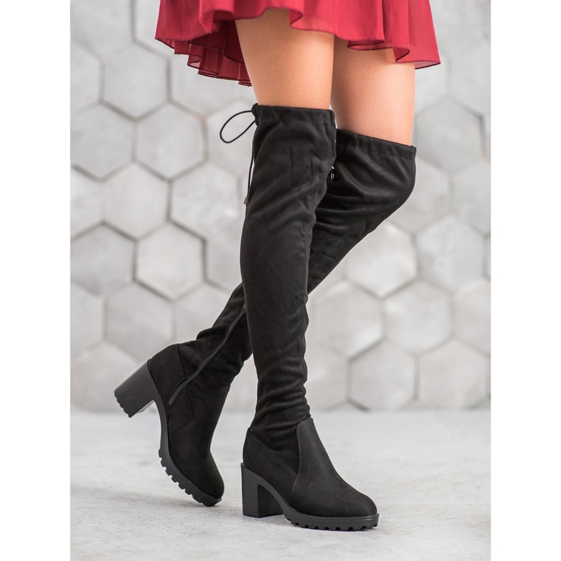 Small Swan Mousquetaires en daim sur un pilier noir 2