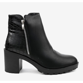 Bottines noires sur le poteau LL27 2