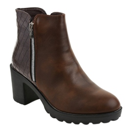 Bottines marron sur le poteau LL27 brun 1 Bottines marron sur le poteau LL27 brun 1