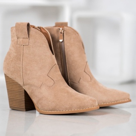 Bella Paris Bottes de cowboy en daim sur le pilier beige 1