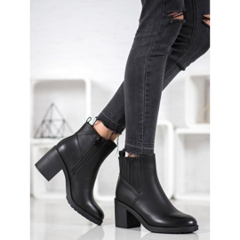 Bottes décontractées sur un poteau le noir 2