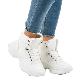 Baskets isolées blanches pour femmes C-3132 2