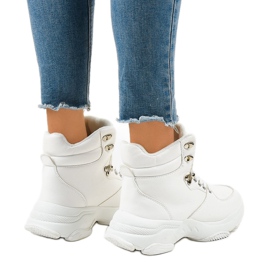 Baskets isolées blanches pour femmes C-3132 3