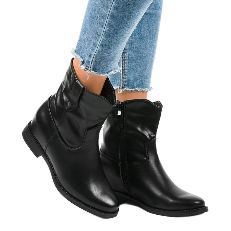 Bottes de cowboy isolées noires G-7607 1