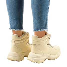 Baskets isolées beiges pour femmes C-3132 3