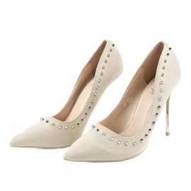 Escarpins beiges sur un talon NF-04 2