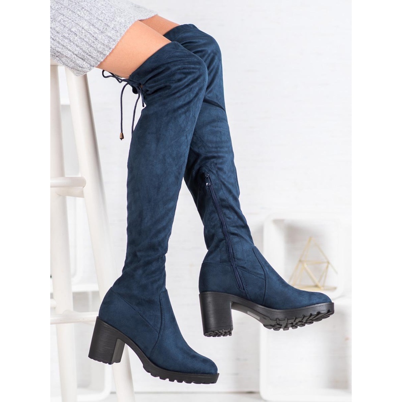 Small Swan Mousquetaires en daim sur un pilier bleu 2