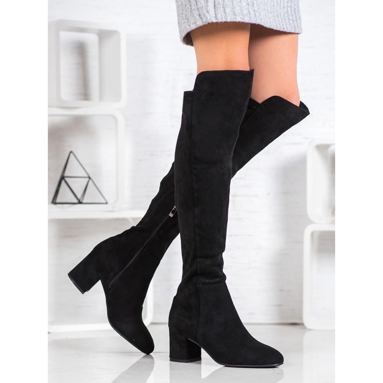 SHELOVET Bottes sur un pilier noir 1