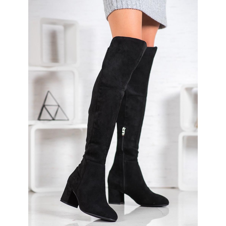 SHELOVET Bottes sur un pilier noir 2
