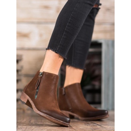 Kylie Cowgirls sur le curseur brun 1 Kylie Cowgirls sur le curseur brun 1