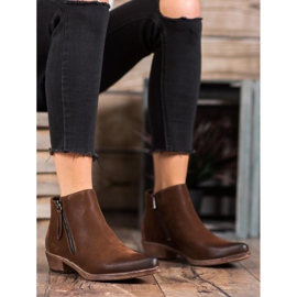 Kylie Cowgirls sur le curseur brun 2