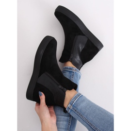 Noir RQ235 Bottes noires sur un coin caché le noir 1