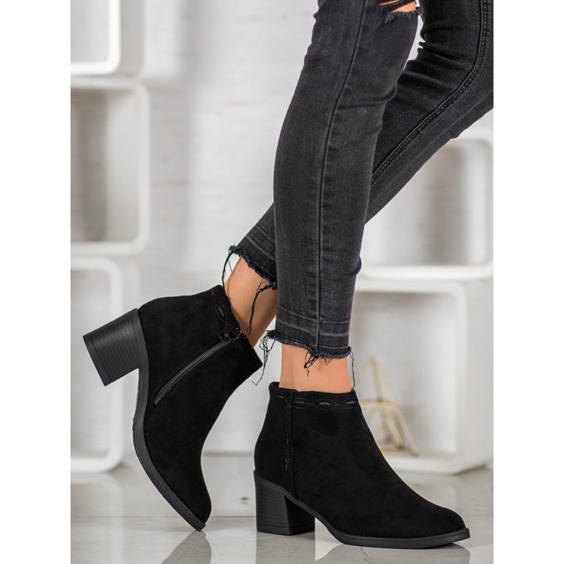 Kylie Bottines noires sur un poteau 2