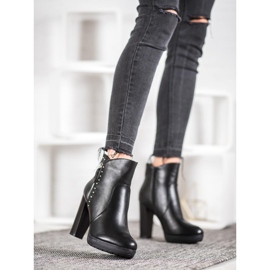 Kayla Bottes sur un poteau le noir 1