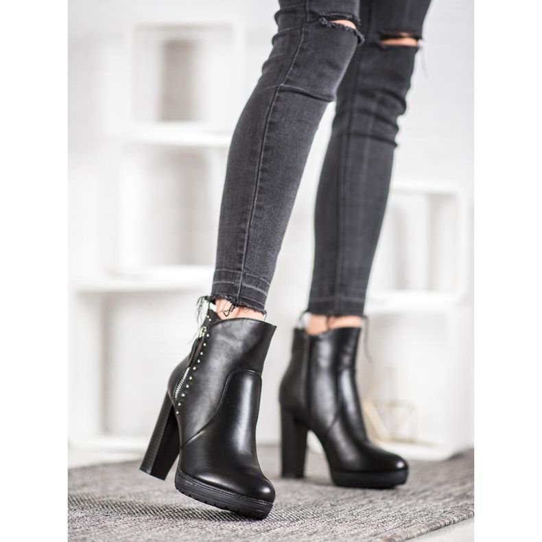 Kayla Bottes sur un poteau noir 1