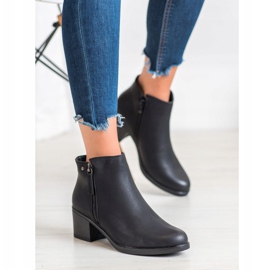 Bottines noires sur un poteau le noir 2
