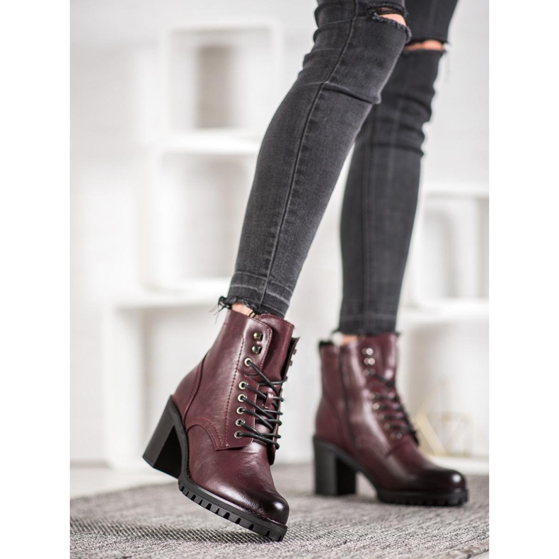 M.Daszyński Bottines à lacets sur un poteau rouge 1