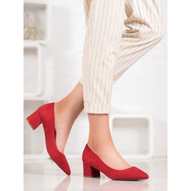 Fama Pompes sur un pilier rouge 1