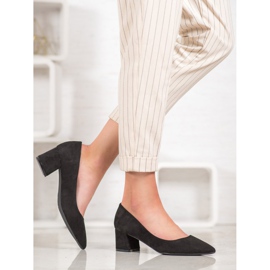 Fama Pompes sur un pilier noir 1