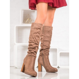 Evento Bottes élégantes sur un pilier brun 2