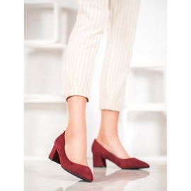 Fama Pompes sur un pilier rouge 2