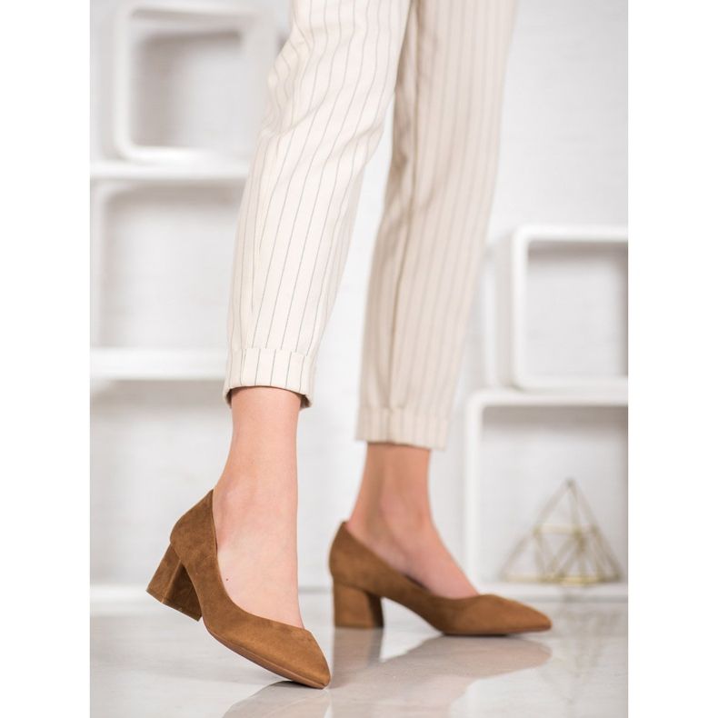 Fama Pompes sur un pilier brun 2