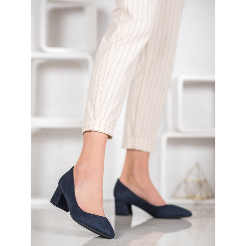 Fama Pompes sur un pilier bleu 1 Fama Pompes sur un pilier bleu 1