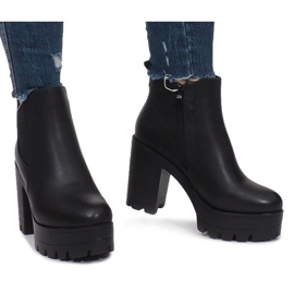 Bottes noires sur un poteau Fanny le noir 1
