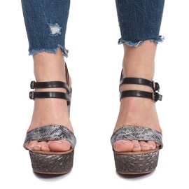 Sandales noires sur un compensé Trout 1