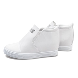Baskets blanches sur le coin DD408-2 3