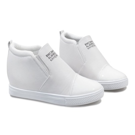 Baskets blanches sur le coin DD408-2 4