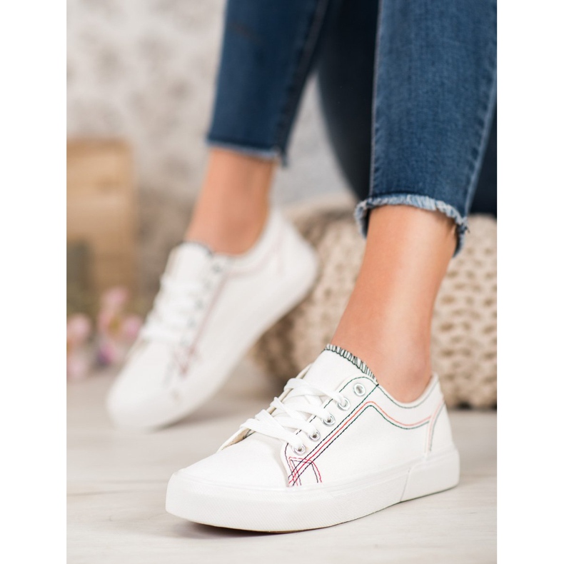 Kylie des baskettes blanches 2