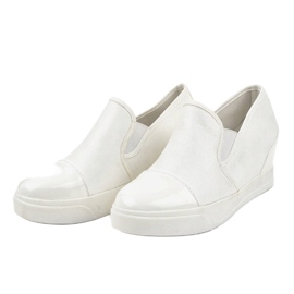 Baskets blanches sur le talon compensé R27-5 2
