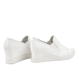Baskets blanches sur le talon compensé R27-5 3