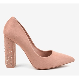 Escarpins en daim rose sur le pilier D-1230 2