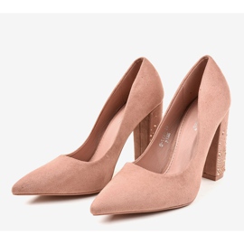Escarpins en daim rose sur le pilier D-1230 3