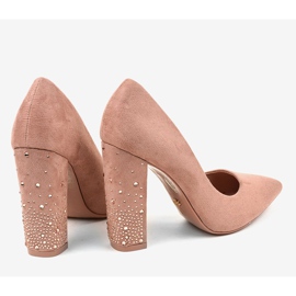 Escarpins en daim rose sur le pilier D-1230 4