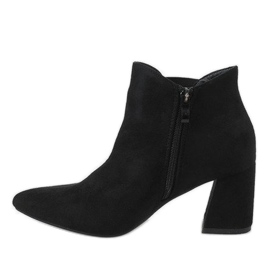 Bottines en daim noir sur le poteau 4826 2