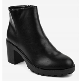 Bottines noires sur le poteau LL21 1