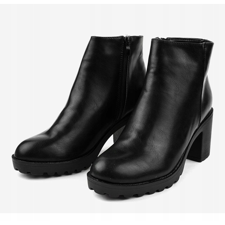 Bottines noires sur le poteau LL21 2