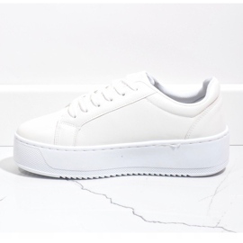 Baskets blanches sur la plateforme 798 1