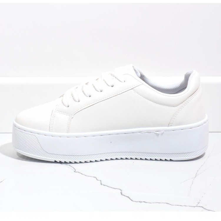 Baskets blanches sur la plateforme 798 1