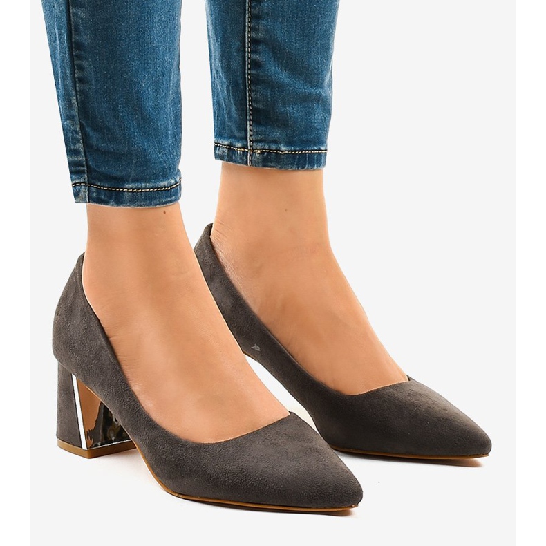 Escarpins en daim gris sur le pilier L439 1