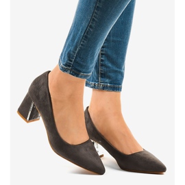 Escarpins en daim gris sur le pilier L439 2