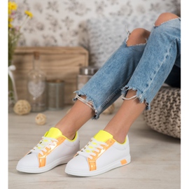 Ideal Shoes Baskets à la mode avec cuir écologique blanc orange 1
